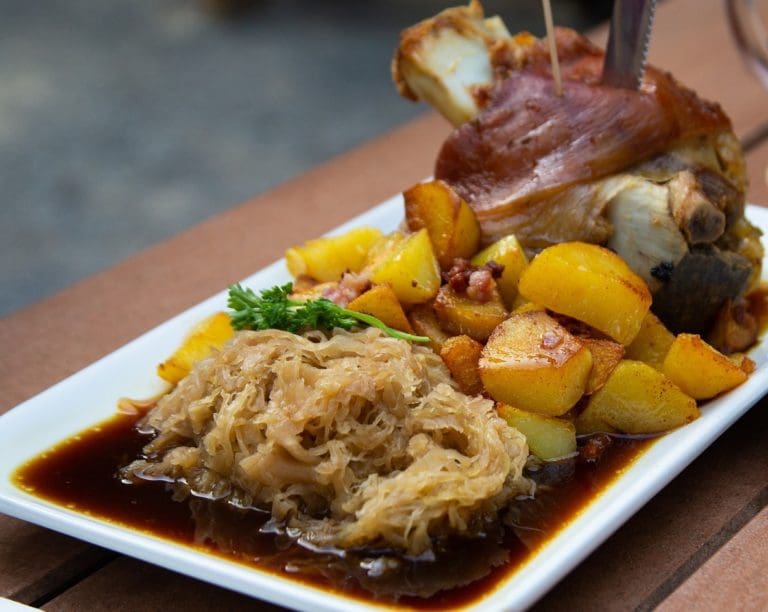 Kraut-Sauerkraut-Schlachtschmaus-Bauernschmaus-Schlachtplatte-Blutwurst-Selchwurst-Maischerl-Saumaise-Herbstschmaus-Kärntner Delikatesse