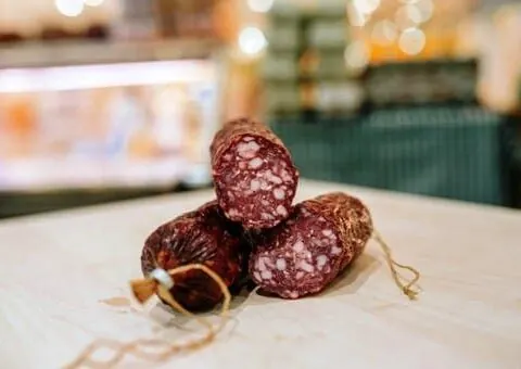 Angeschnittene Salami auf einer hellen Unterlage